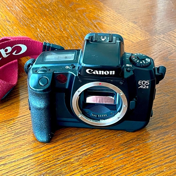 Canon EOS A2E 35mm Camera Body AND Auto Focus Zoom Lens - Picture 3 of 5